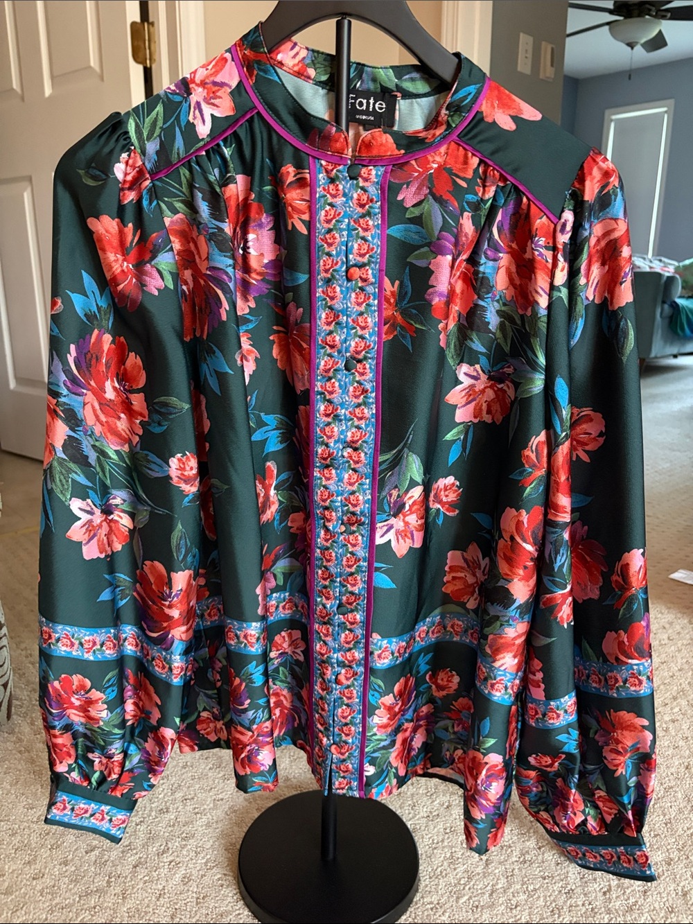 Fate Floral Button-Front blouse in Dark Green, Red and Pink